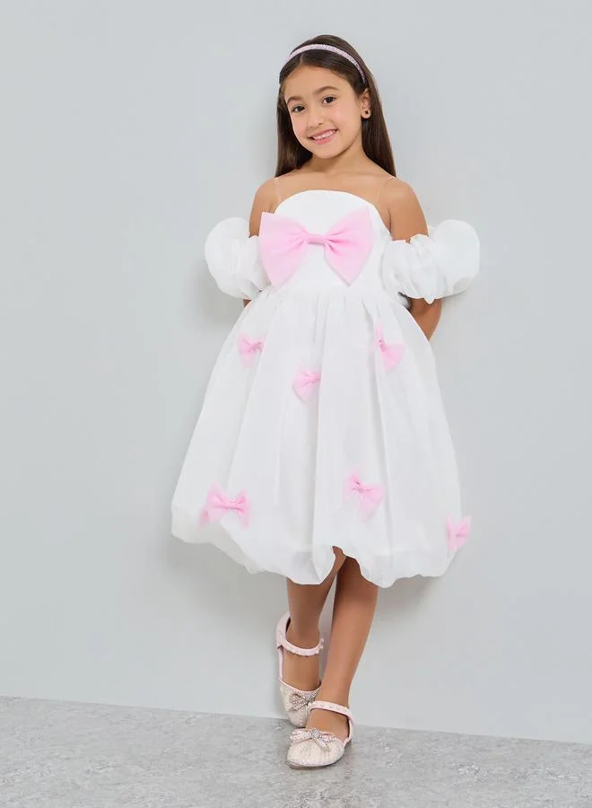 تايك تو فستان أبيض بأكمام منفوخة وتفاصيل فيونكة